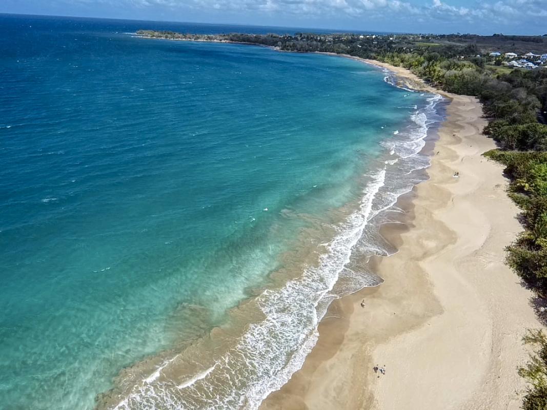 Plage de Cluny - vue sur les îlets