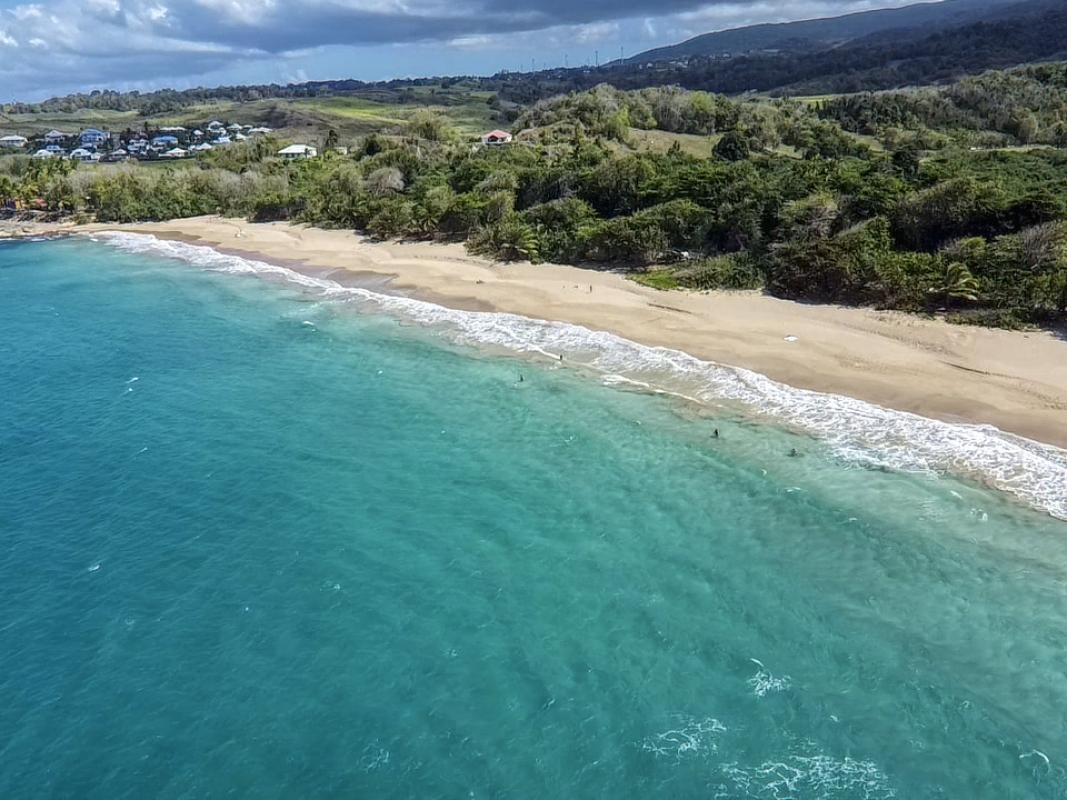 Plage de Cluny - vue sur les îlets