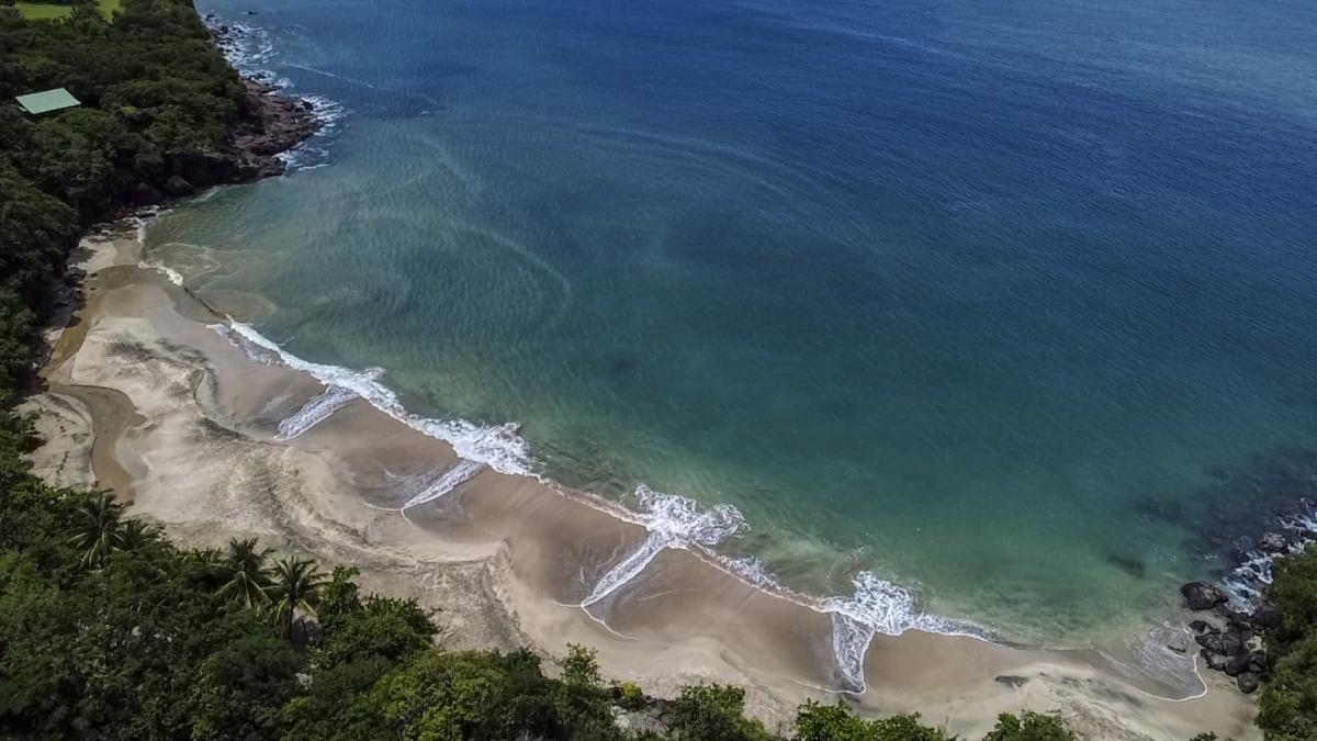 Plage de Ferry Leroux Deshaies Guadeloupe - vue du ciel