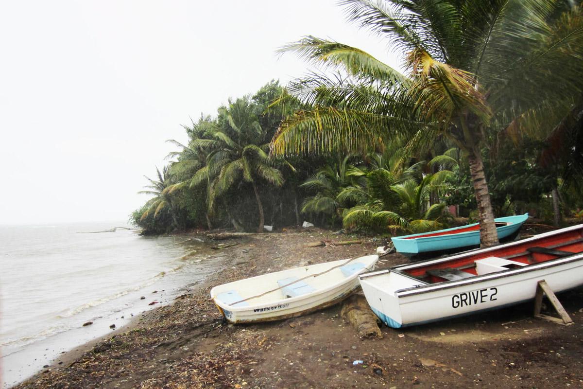 Plage de Sainte Claire barques