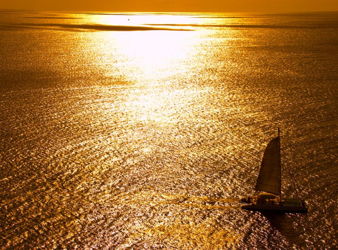 Catamaran au coucher de soleil