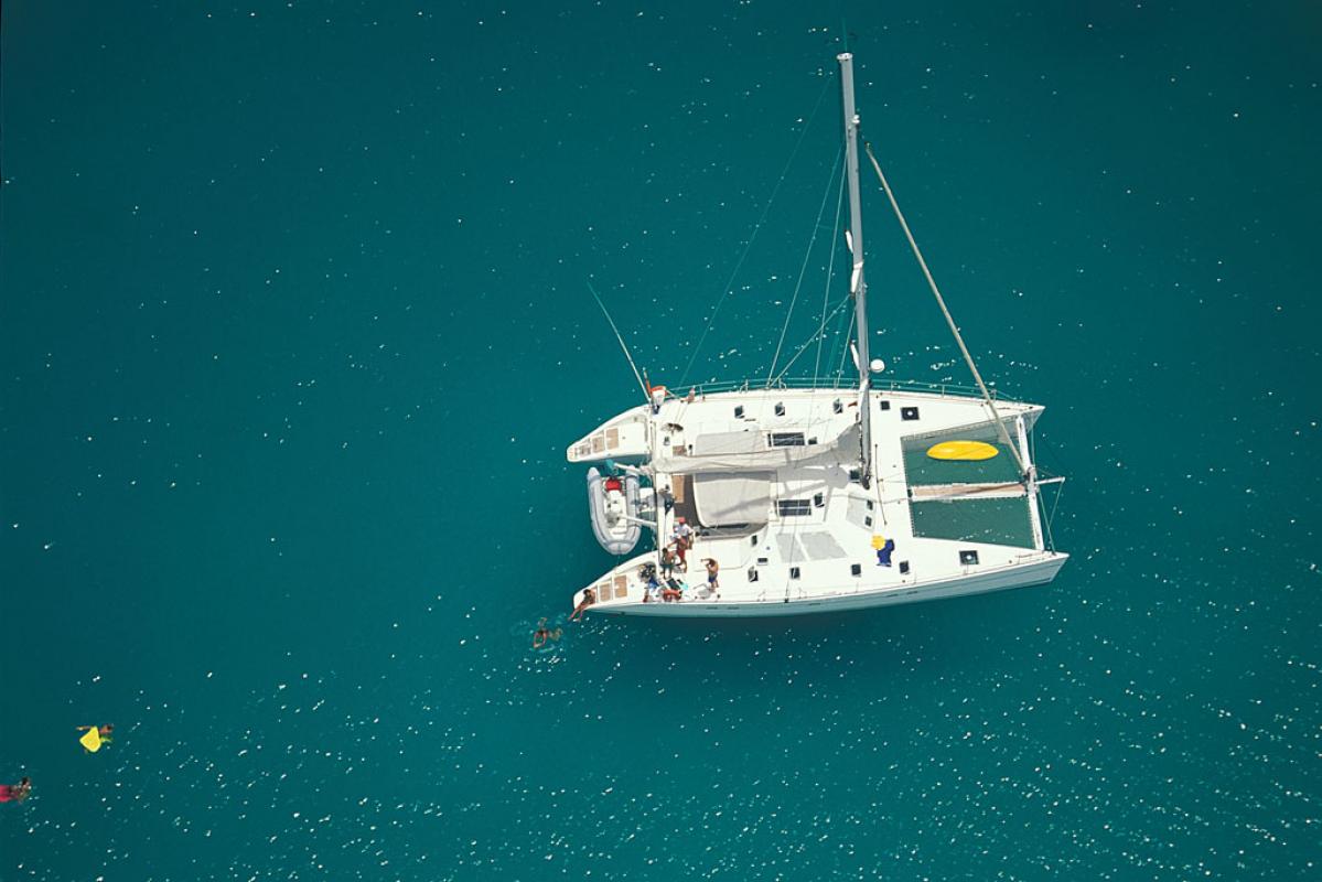Catamaran au mouillage
