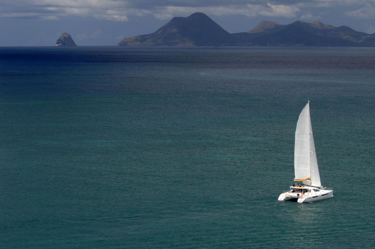 Catamaran devant le rocher du Diamant