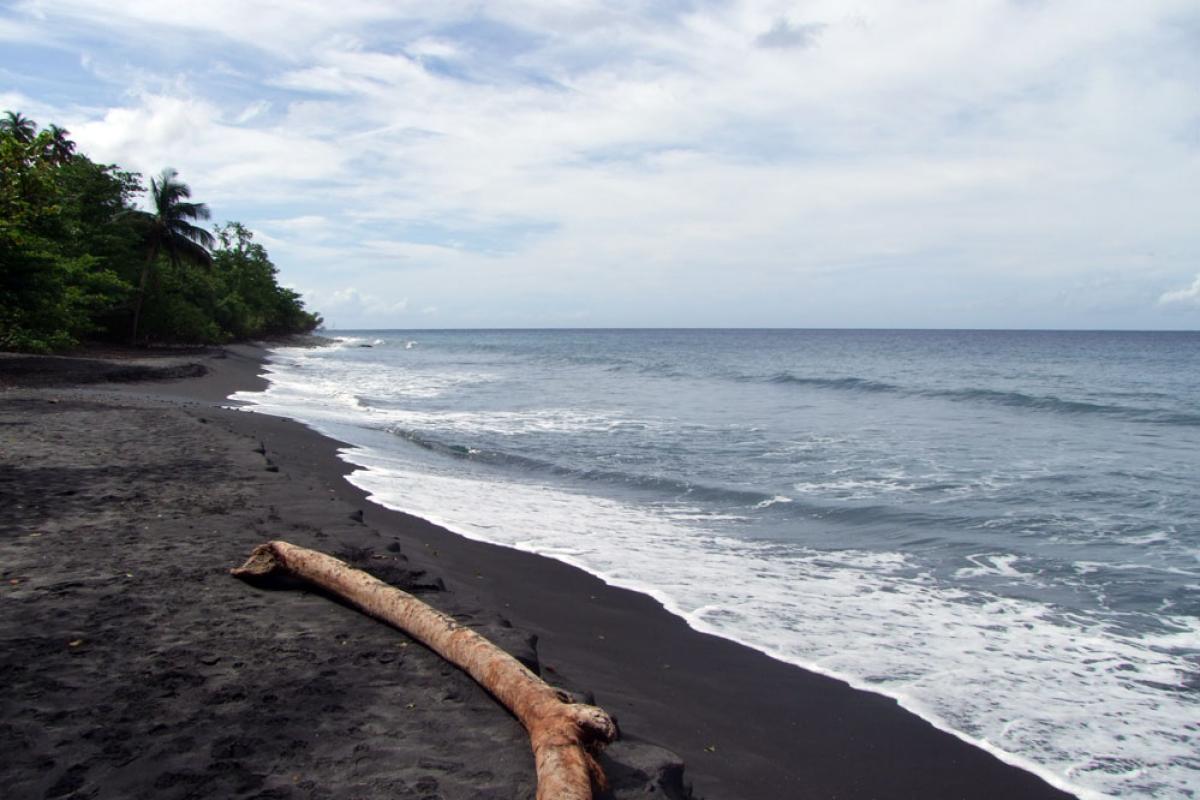 Anse Céron beach - Volcanic sand