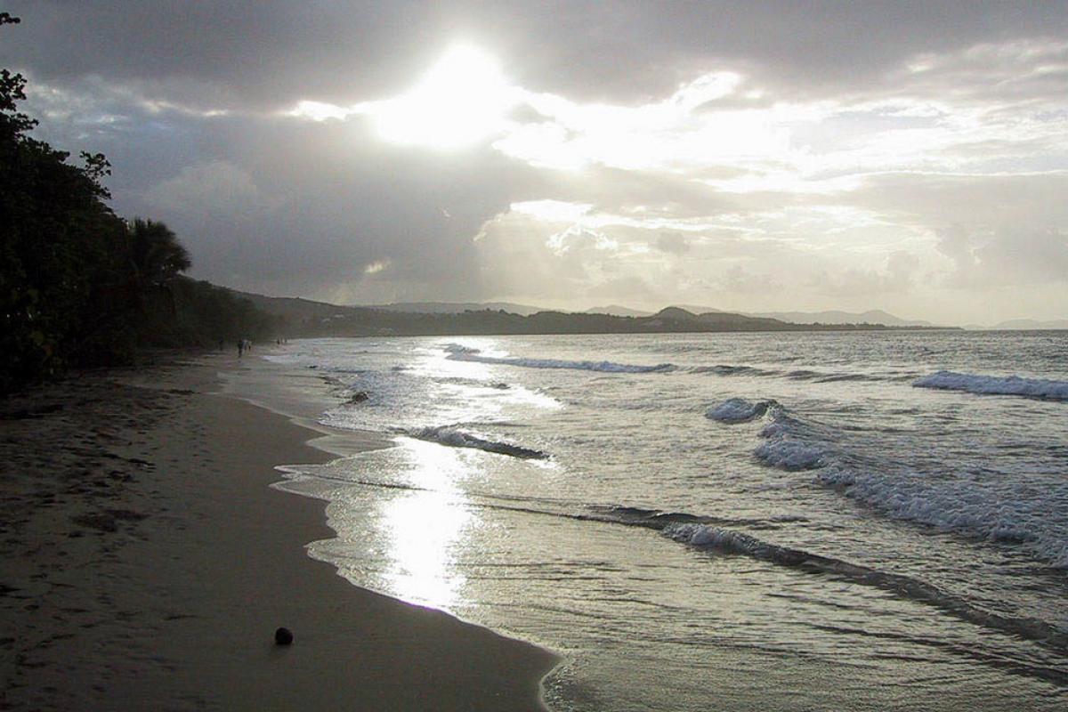 Matin nuageux à la plage du Diamant