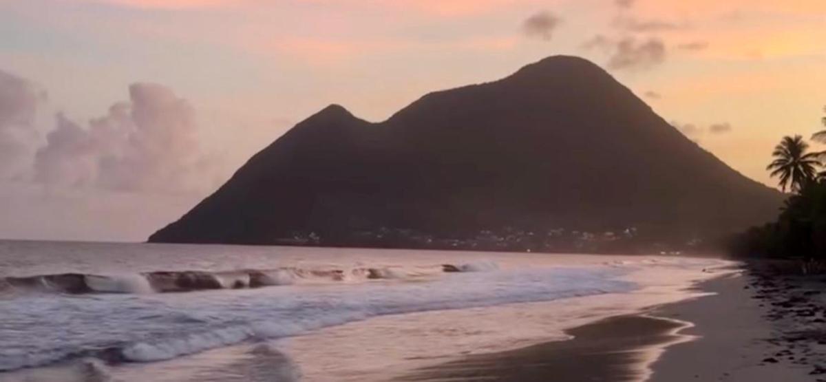 Le Morne Larcher en Martinique avec le coucher du soleil