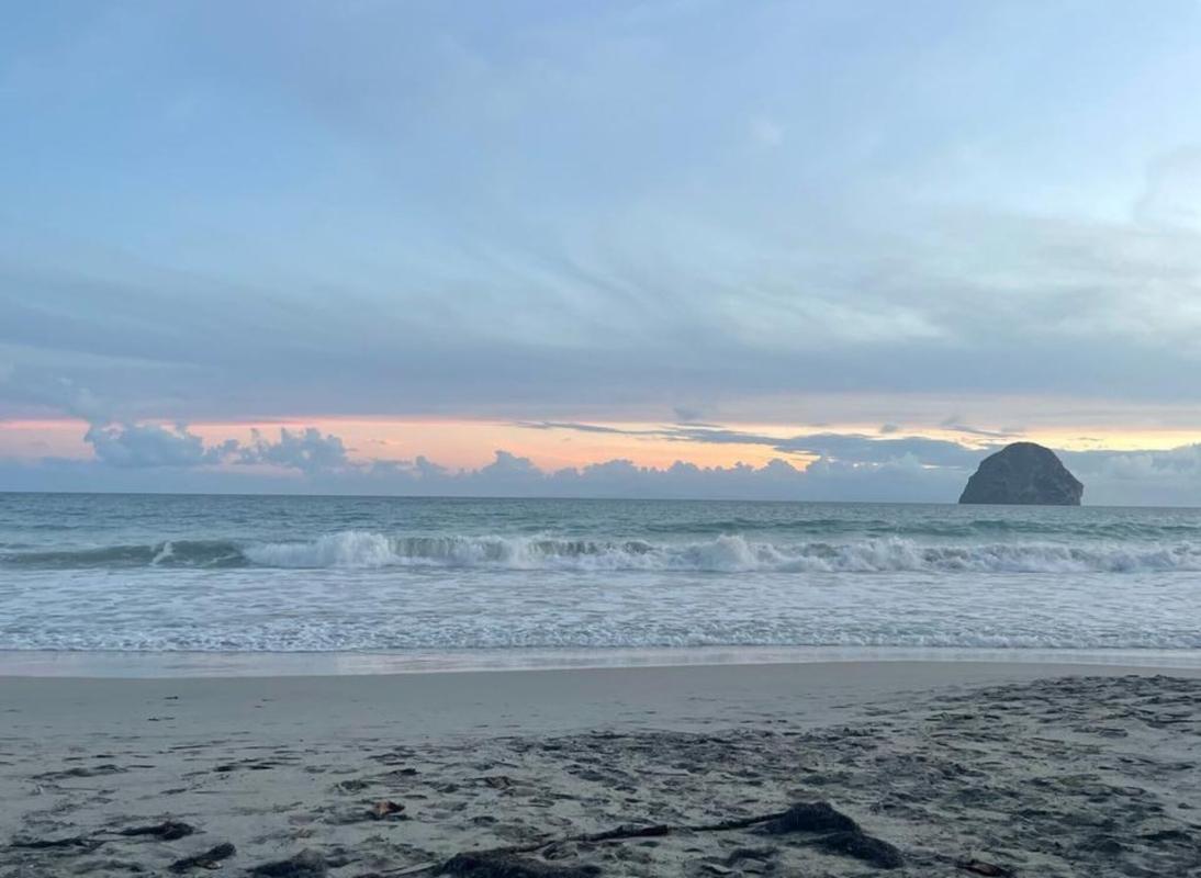 Le Rocher du Diamant en Martinique avec le coucher du soleil
