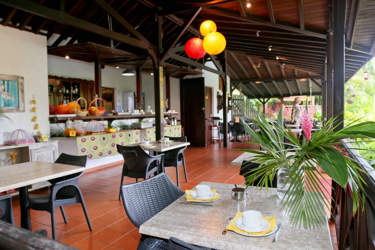 Caraïb' Bay Hotel - entrance of the bar