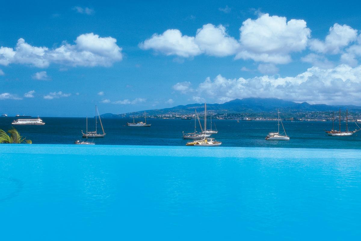 Piscine et vue Fort de France