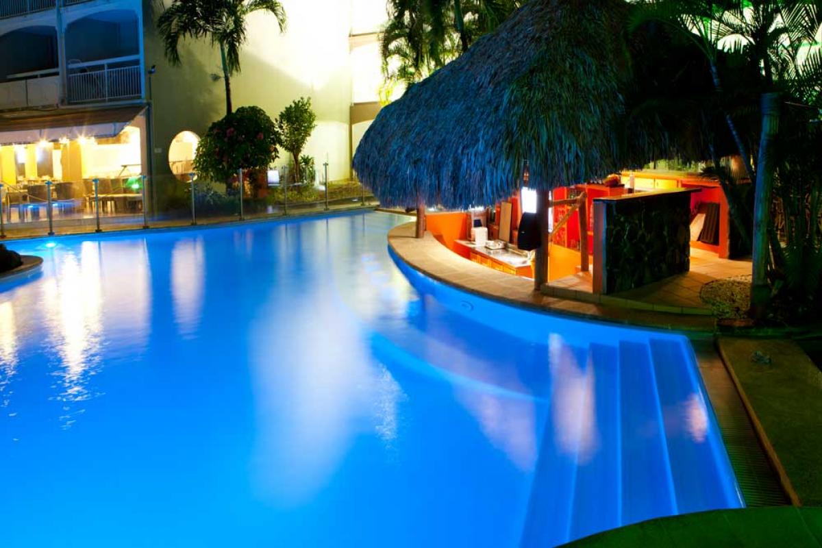 Hôtel Martinique - la piscine vue de nuit