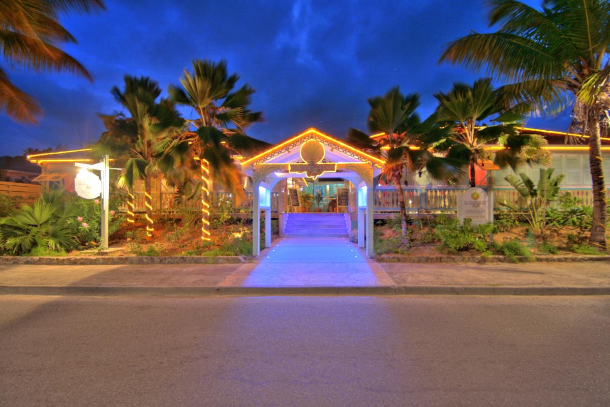 Hôtel La Plantation - Entrée du restaurant Café Plantation de nuit