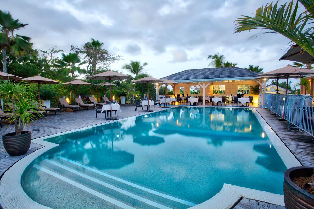 Hôtel La Plantation - Vue de nuit piscine 