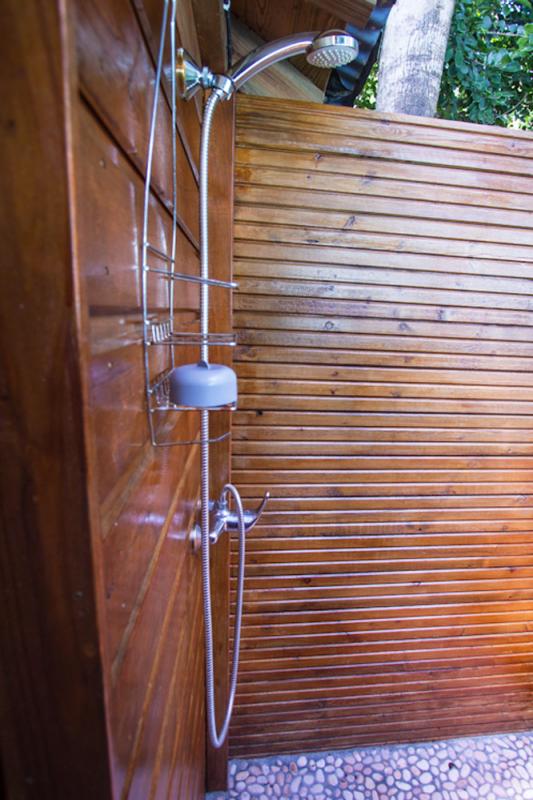 La Cabane dans les arbres - La salle de douche extérieure