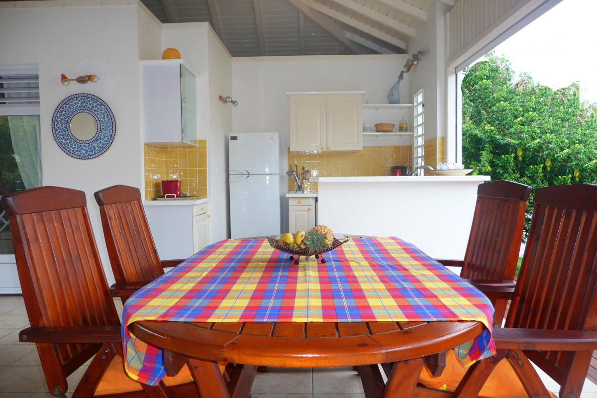Rental villa Guadeloupe - Villa Indigo kitchen and terrace