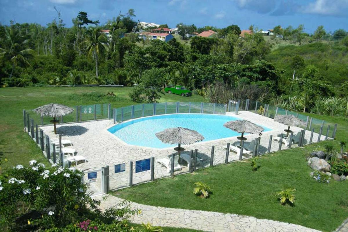 Vue piscine de la terrasse