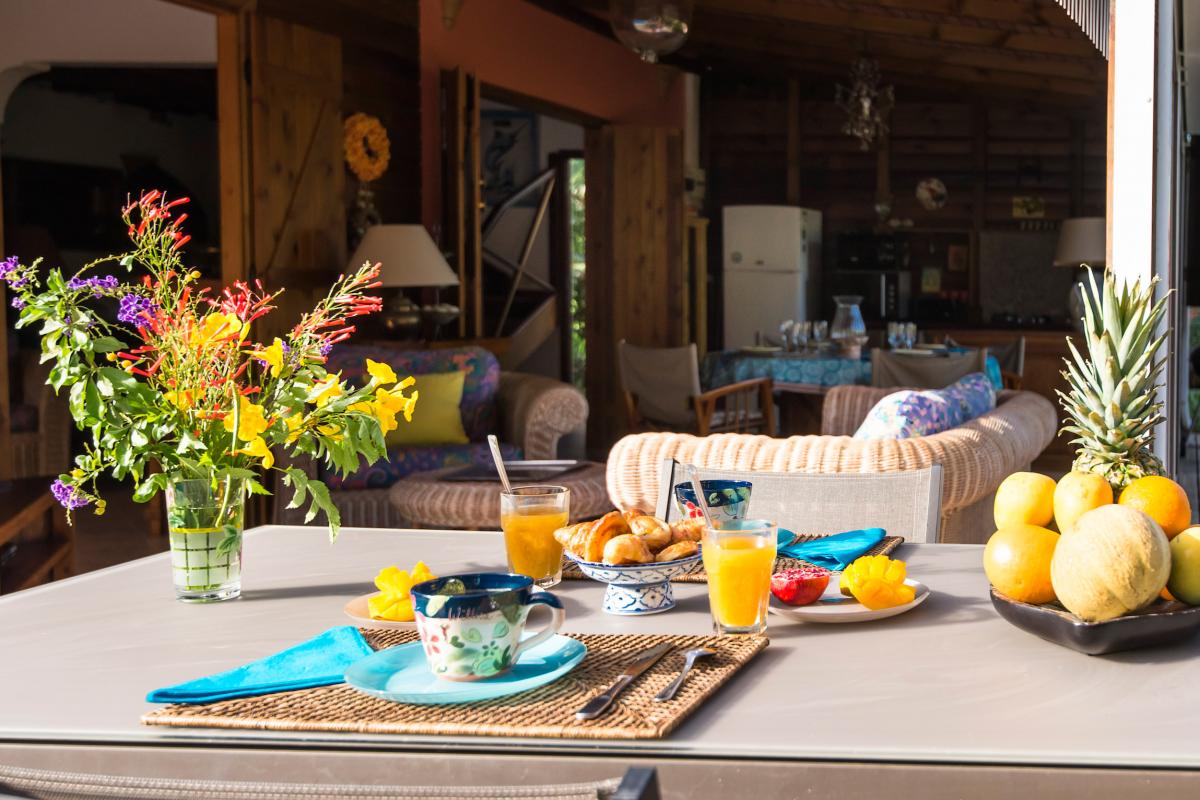 Location villa Bouillante Guadeloupe - Petit déjeuner sur la terrasse