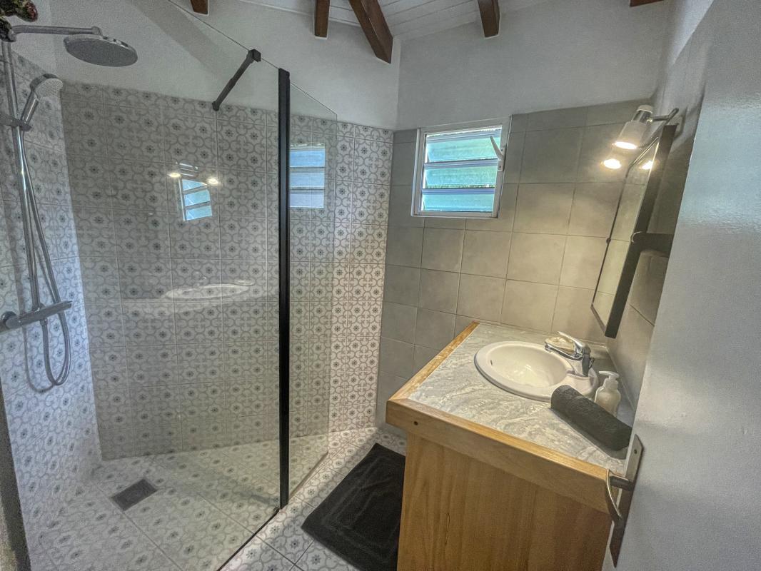 Location villa Bouillante Guadeloupe-salle de douche indépendante