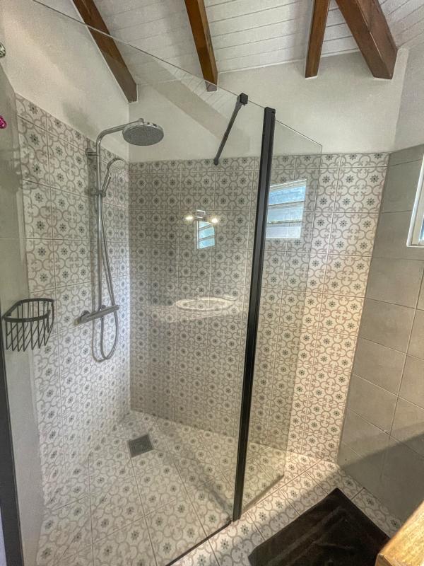 Location villa Bouillante Guadeloupe-salle de douche indépendante