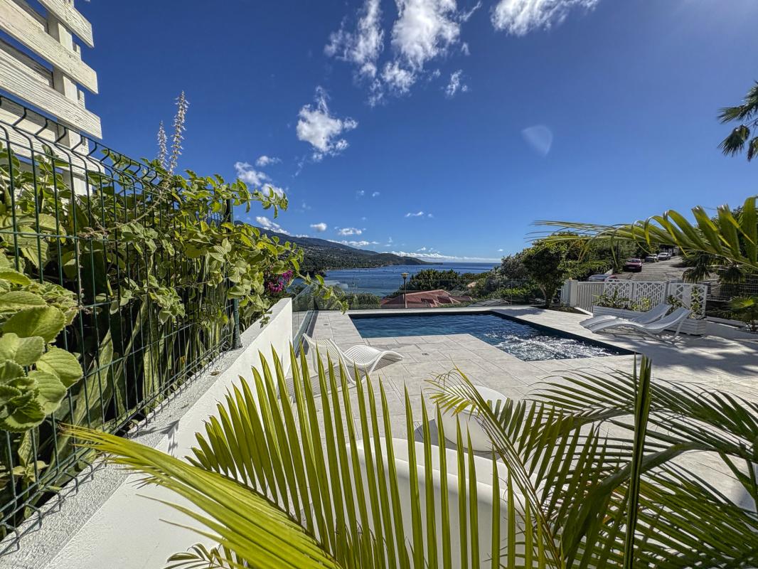 Location villa piscine Bouillante Guadeloupe_Piscine vue mer