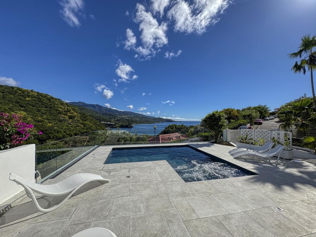 Location villa piscine Bouillante Guadeloupe_Piscine vue mer
