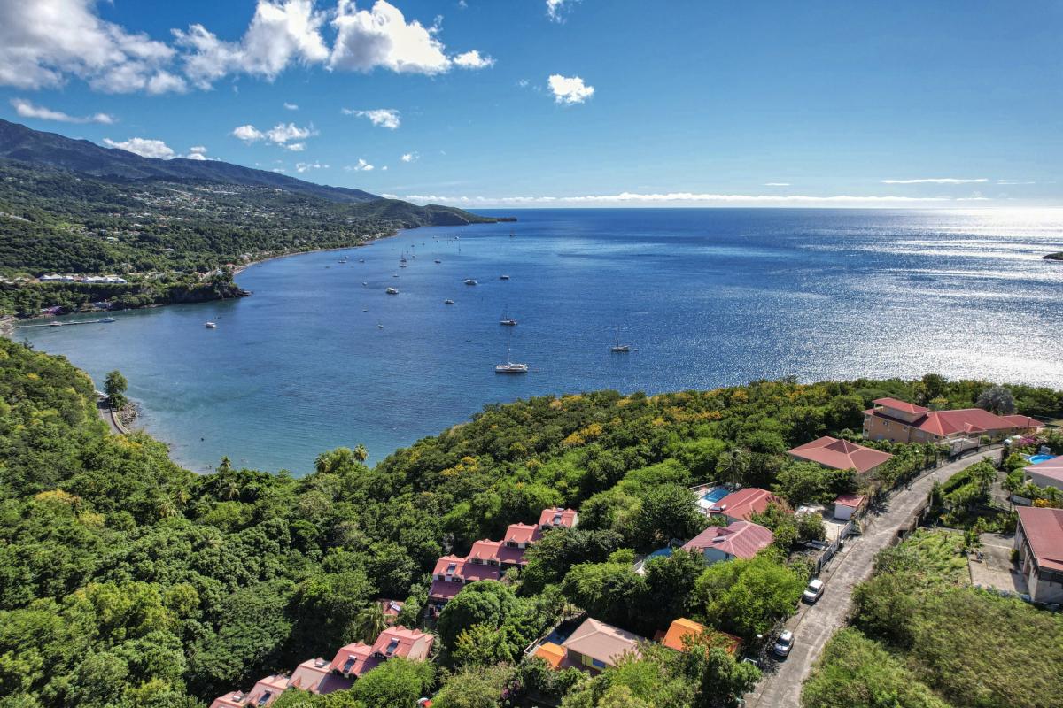 Location villa piscine Bouillante Guadeloupe_Vue ensemble plage Malendure