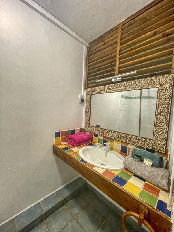 Location villa avec piscine Desahies Guadeloupe_ Salle d'eau 