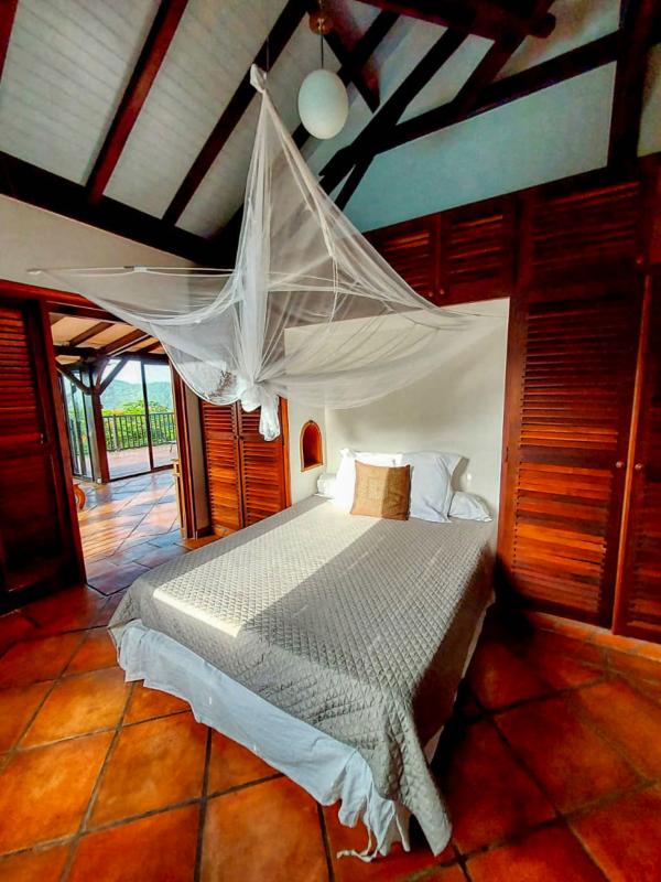 Location villa coluche pour 11 personnes avec vue mer dans jardin botanique deshaies guadeloupe