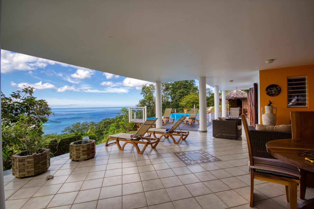 Location villa 3 chambres 6 personnes Deshaies Guadeloupe avec piscine et vue mer extraordinaire