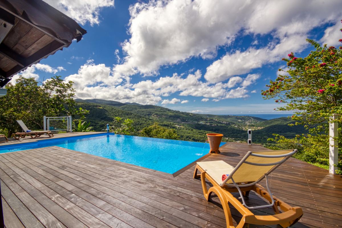 Location villa 3 chambres 6 personnes Deshaies Guadeloupe avec piscine et vue mer extraordinaire