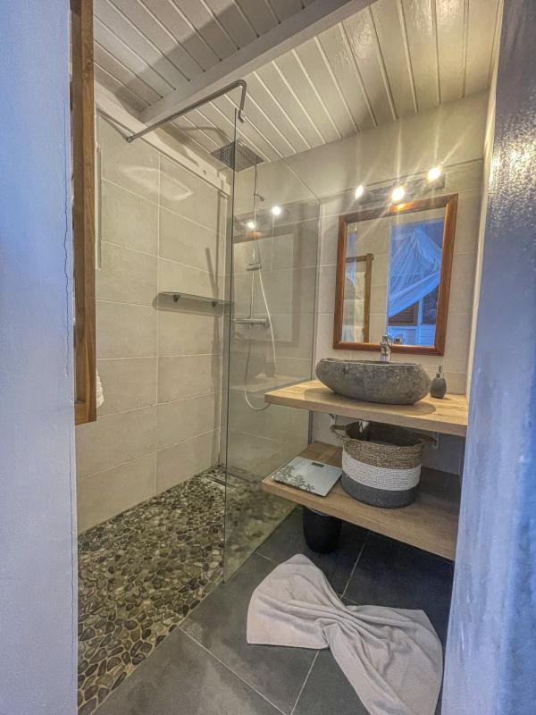Location villa avec piscine Deshaies Guadeloupe_ Salle d'eau 