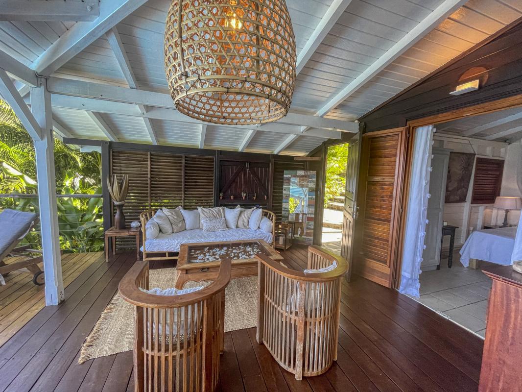 Location villa avec piscine Deshaies Guadeloupe_ Salon Extérieur 