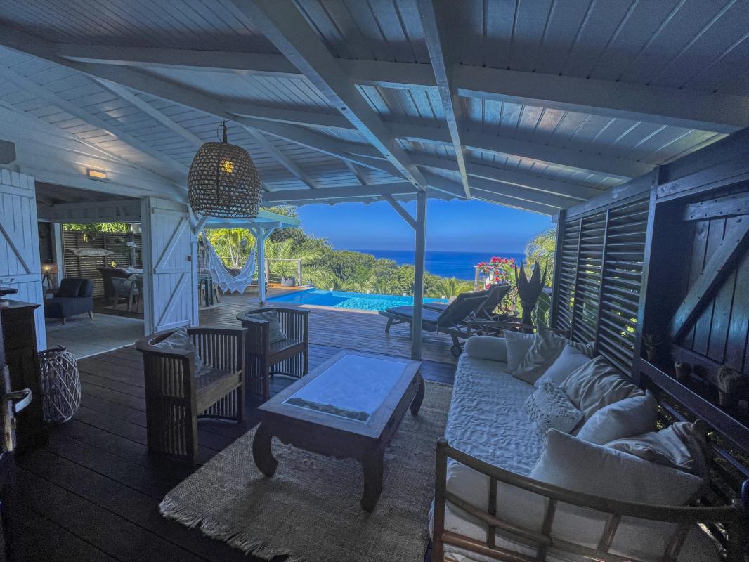 Location villa avec piscine Deshaies Guadeloupe_ Salon Extérieur