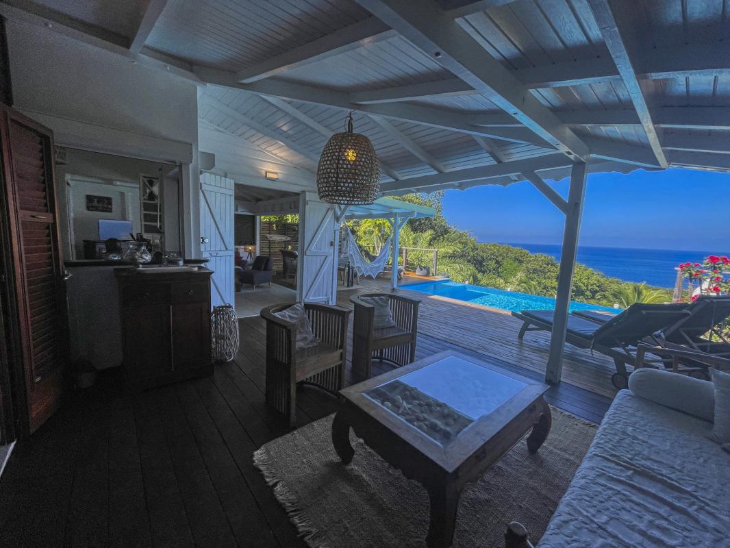 Location villa avec piscine Deshaies Guadeloupe_ Salon Extérieur
