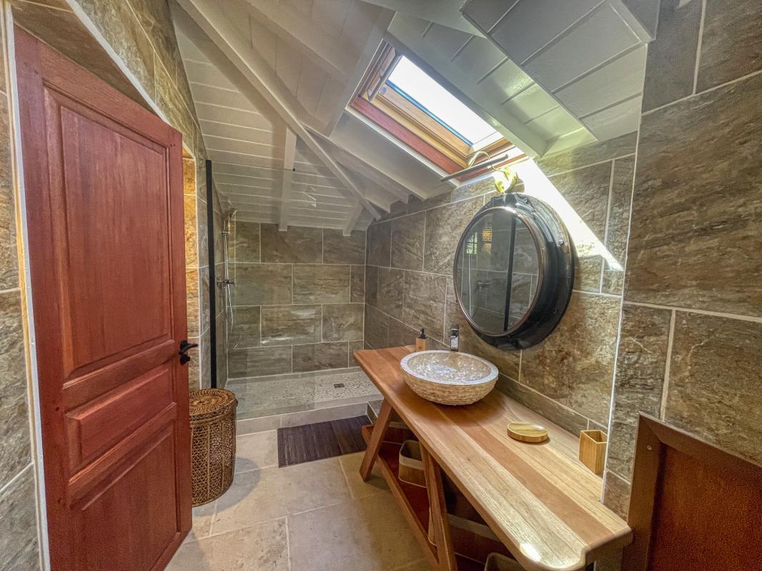 Location Villa 12 personnes Deshaies Guadeloupe-salle de douche chambre etage