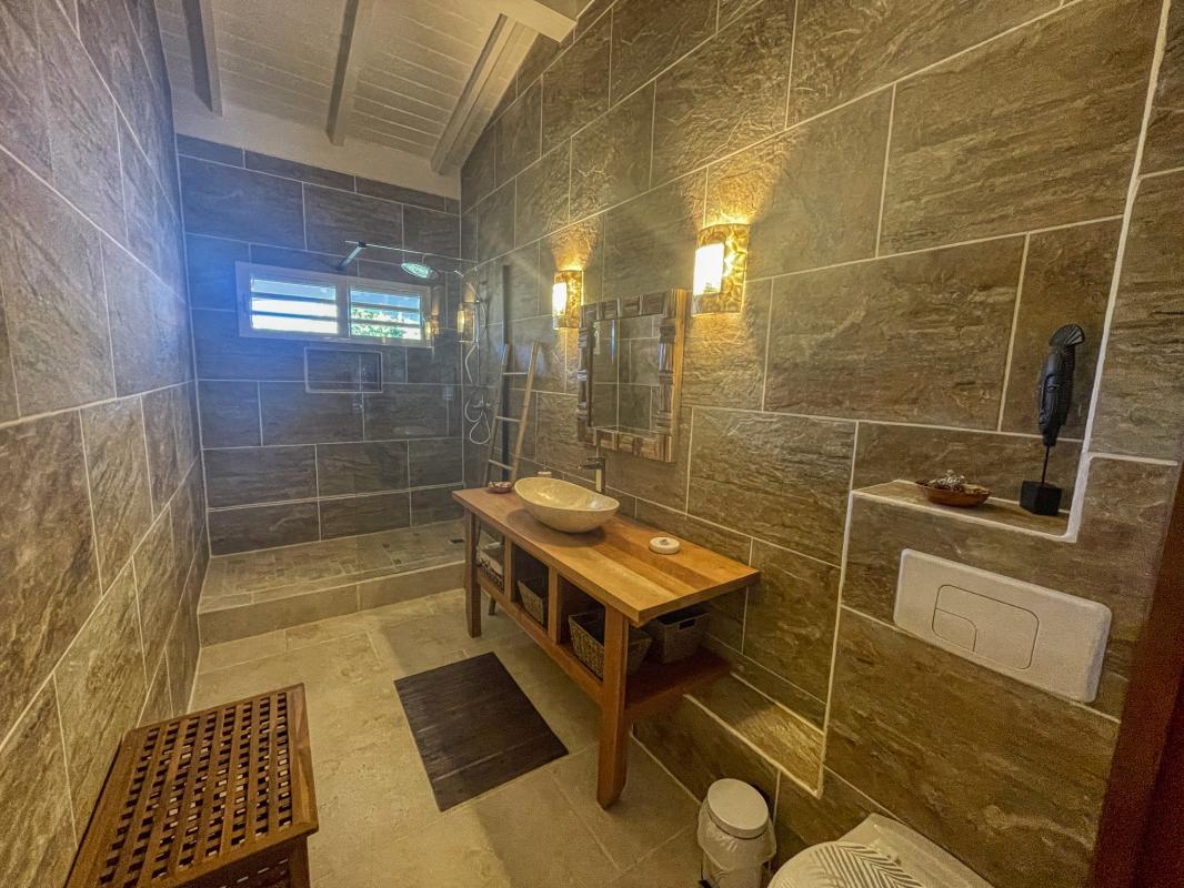 Location Villa 12 personnes Deshaies Guadeloupe-salle de douche commune rdc