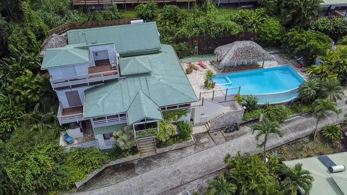 Location villa de luxe et vue mer 3 chambres pour 8 personnes avec piscine à Deshaies en Guadeloupe