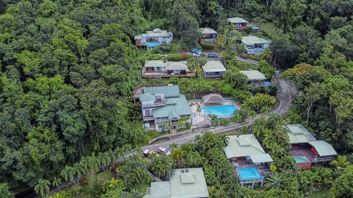 Location villa de luxe et vue mer 3 chambres pour 8 personnes avec piscine à Deshaies en Guadeloupe