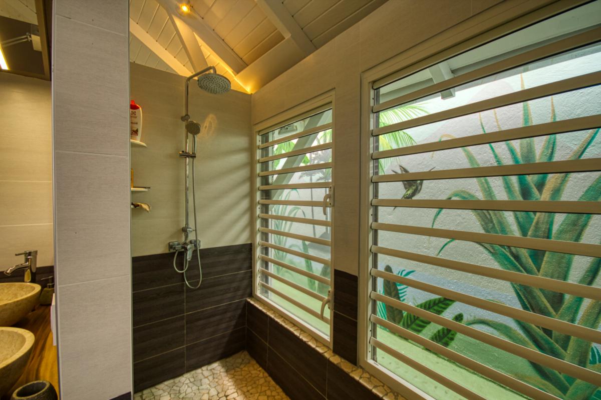 Location villa de luxe et vue mer 5 chambres pour 12 personnes avec piscine à Deshaies en Guadeloupe 