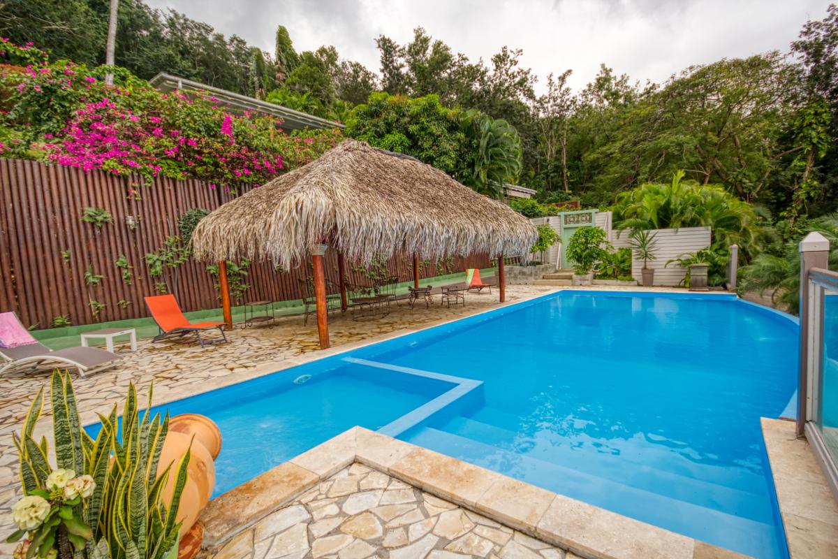 Location villa de luxe et vue mer 5 chambres pour 12 personnes avec piscine à Deshaies en Guadeloupe 