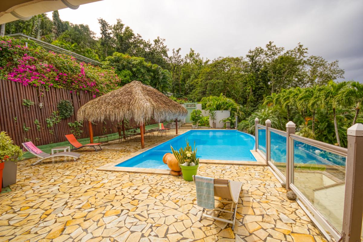 Location villa de luxe et vue mer 5 chambres pour 12 personnes avec piscine à Deshaies en Guadeloupe 
