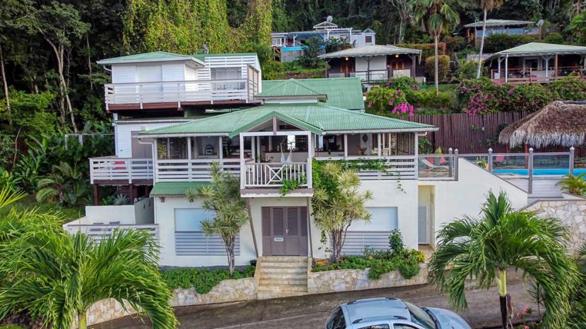 Location villa de luxe et vue mer 5 chambres pour 12 personnes avec piscine à Deshaies en Guadeloupe 
