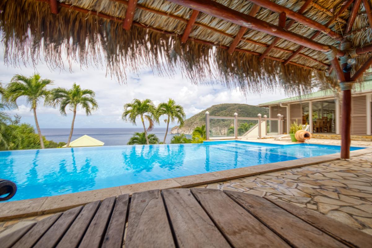 Location villa de luxe et vue mer 5 chambres pour 12 personnes avec piscine à Deshaies en Guadeloupe 
