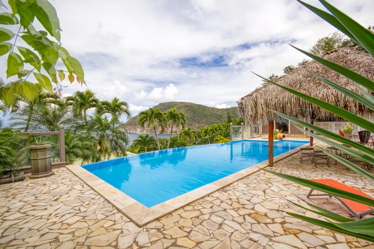 Location villa de luxe et vue mer 5 chambres pour 12 personnes avec piscine à Deshaies en Guadeloupe 