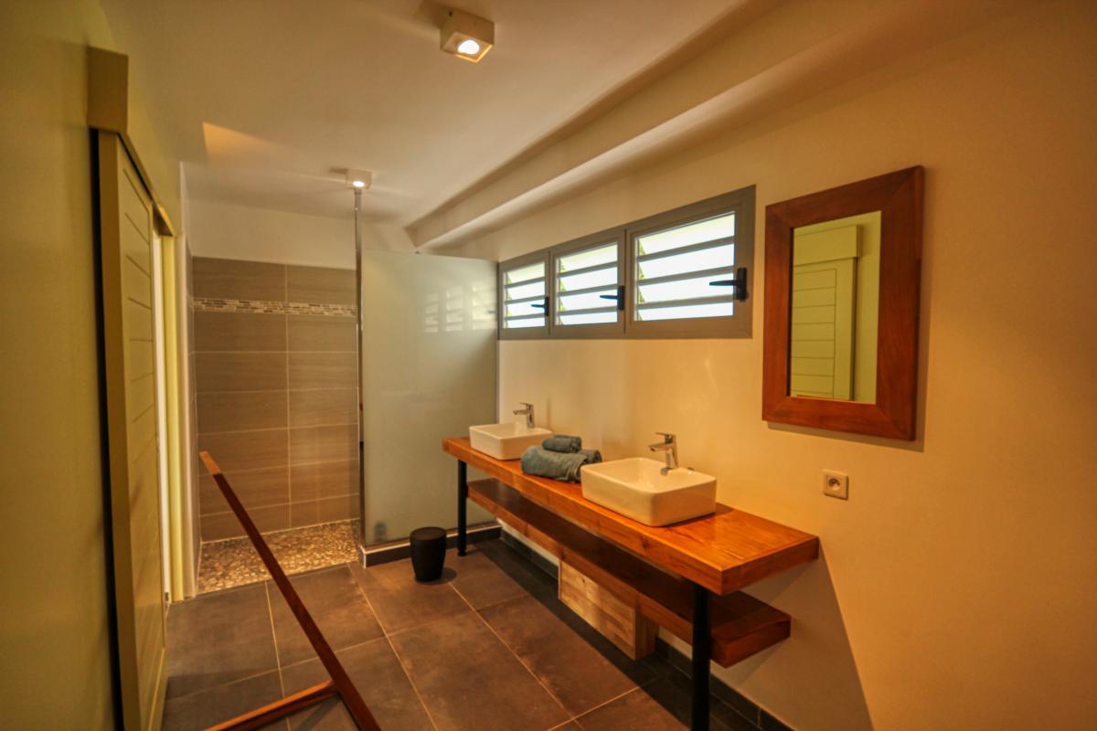  Villa for rent in Guadeloupe swimming pool and sea view - Bedroom 2 Floor Shower room