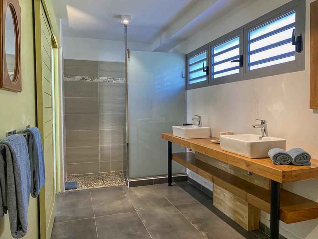 Villa à louer en Guadeloupe piscine et vue sur la mer - Chambre 2 Étage Salle de douche