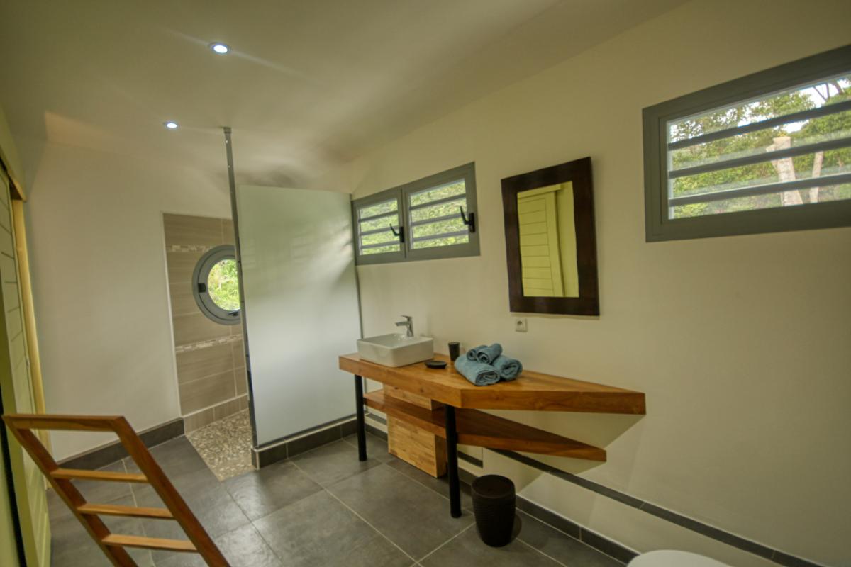 Villa à louer en Guadeloupe piscine et vue sur la mer - Chambre 3 Salle de douche