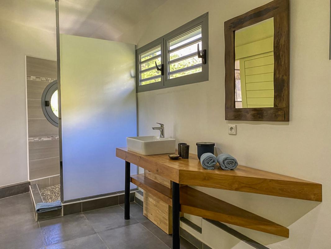 Villa à louer en Guadeloupe piscine et vue sur la mer - Chambre 3 Salle de douche