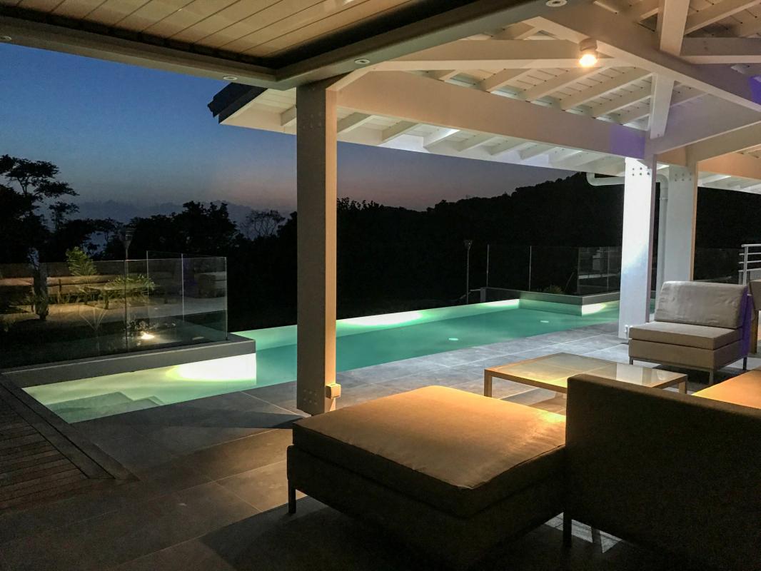 Villa à louer en Guadeloupe piscine et vue sur la mer - Terrasse de nuit