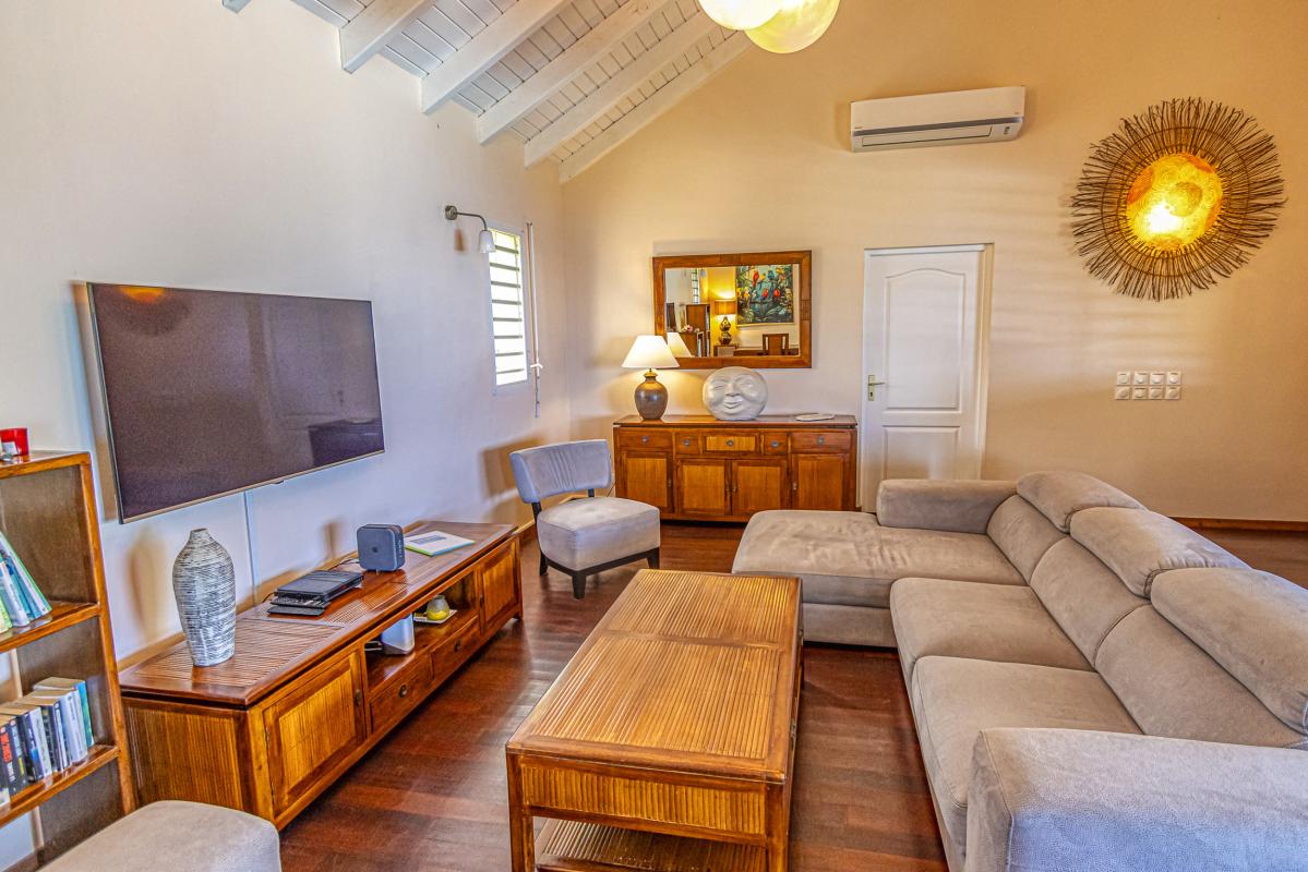 13. Location villa vue mer piscine Deshaies Guadeloupe_Salon Vue Mer des Caraibes