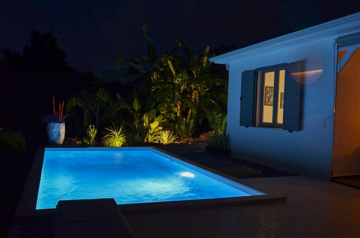 Location villa piscine Deshaies Guadeloupe_piscine nuit